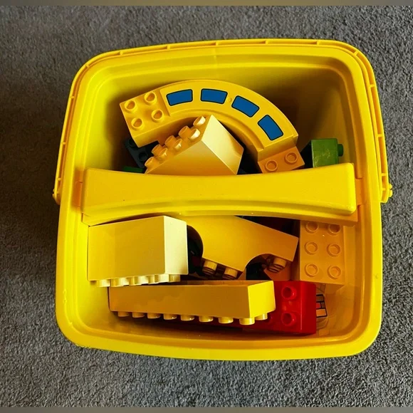 Vintage 1998 Lego Duplo Assortment of Pieces with Yellow Carrying Case - Picture 4 of 10